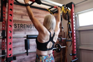 Karen doing pullups